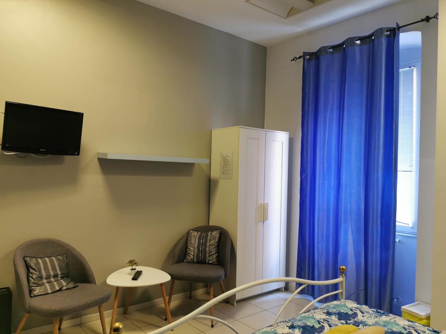 Chambre Lit Queen-Size avec Salle de Bains Commune